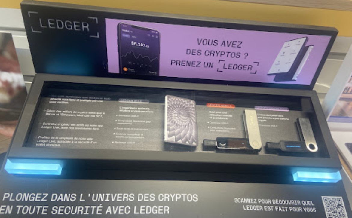 installation plv boulanger france installateur akps agenceur magasin photo d'une installation de publicité sur le lieu de vente dans un magasin de la marque Boulanger®, par les installateurs de PLV AKPS basés au Nord de Paris en France