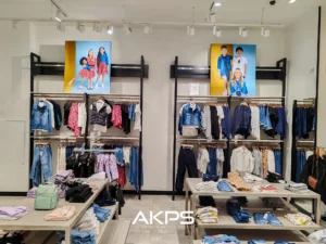 installateur plv display ilv commercial agence publicite magasin europe france paris merchandising akps guess mode enfant