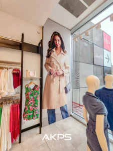 installateur plv display ilv commercial agence publicite magasin europe france paris merchandising akps guess mode lumineux caisson enseigniste